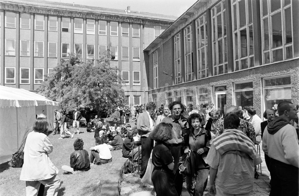 GDR picture archive: Berlin - Berlin-Weissensee Art Academy, East Berlin in the territory of the former GDR, German Democratic Republic. Students in the garden