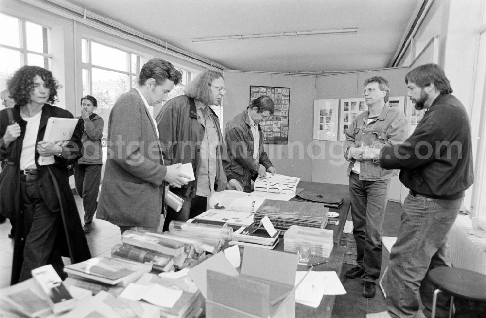 GDR image archive: Berlin - Berlin-Weissensee Art Academy, East Berlin in the territory of the former GDR, German Democratic Republic. Graphic exhibition in the auditorium