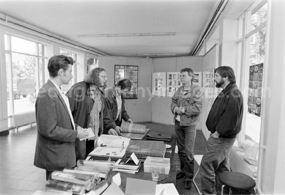 GDR photo archive: Berlin - Berlin-Weissensee Art Academy, East Berlin in the territory of the former GDR, German Democratic Republic. Graphic exhibition in the auditorium