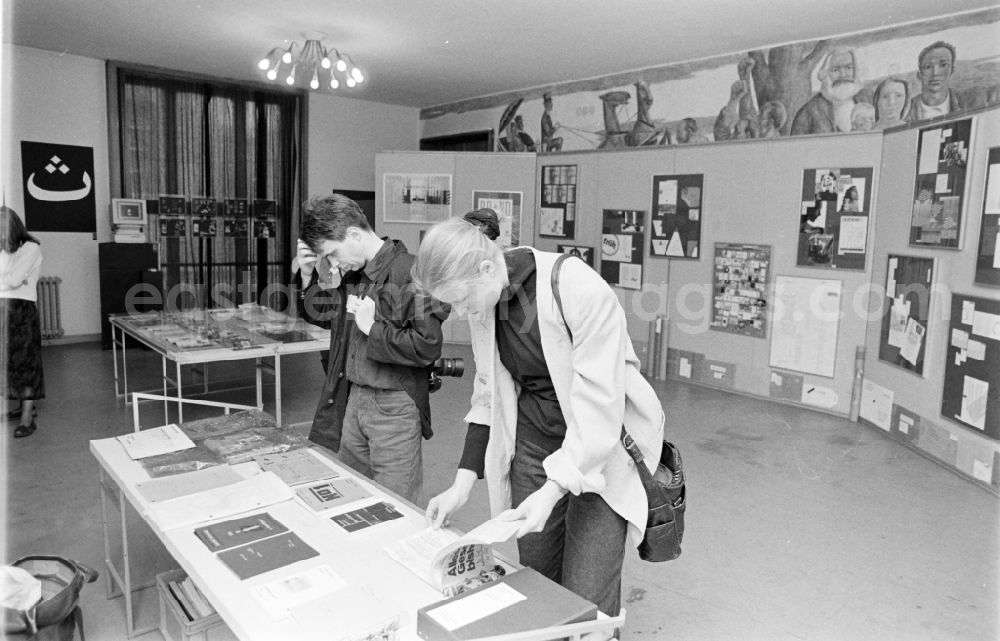 GDR picture archive: Berlin - Berlin-Weissensee Art Academy, East Berlin in the territory of the former GDR, German Democratic Republic. Graphic exhibition in the auditorium