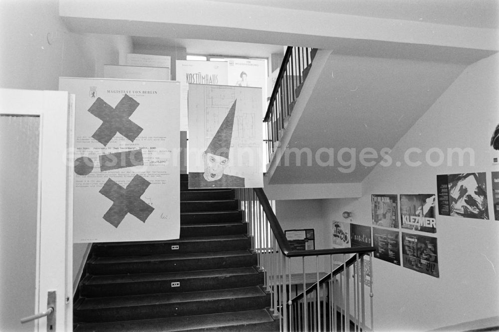 GDR photo archive: Berlin - Berlin-Weissensee Art Academy, East Berlin in the territory of the former GDR, German Democratic Republic. Graphic exhibition in the auditorium