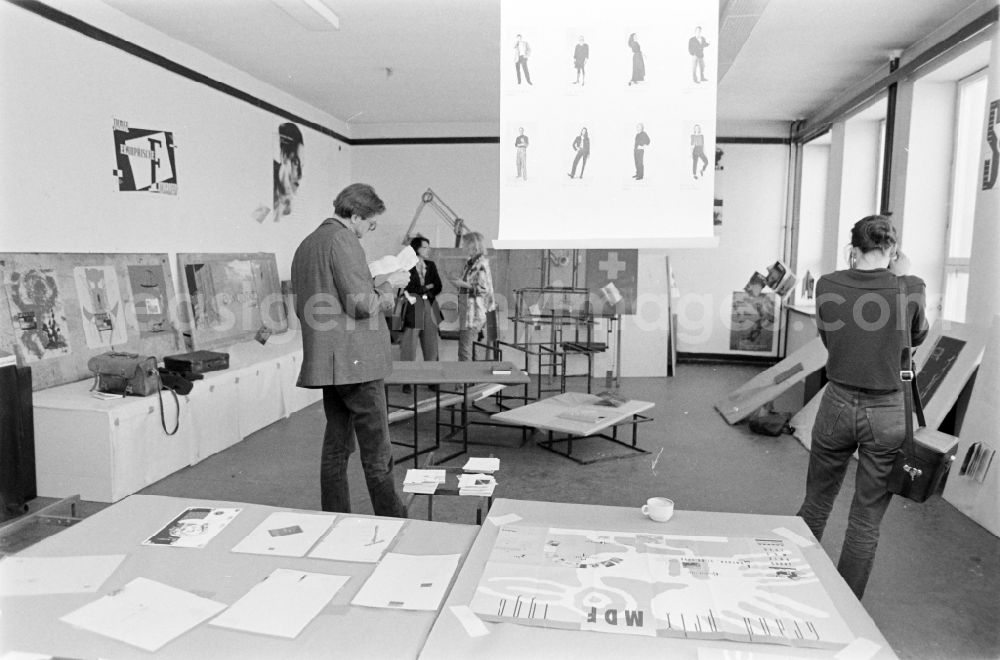 GDR picture archive: Berlin - Berlin-Weissensee Art Academy, East Berlin in the territory of the former GDR, German Democratic Republic. Graphic exhibition in the auditorium