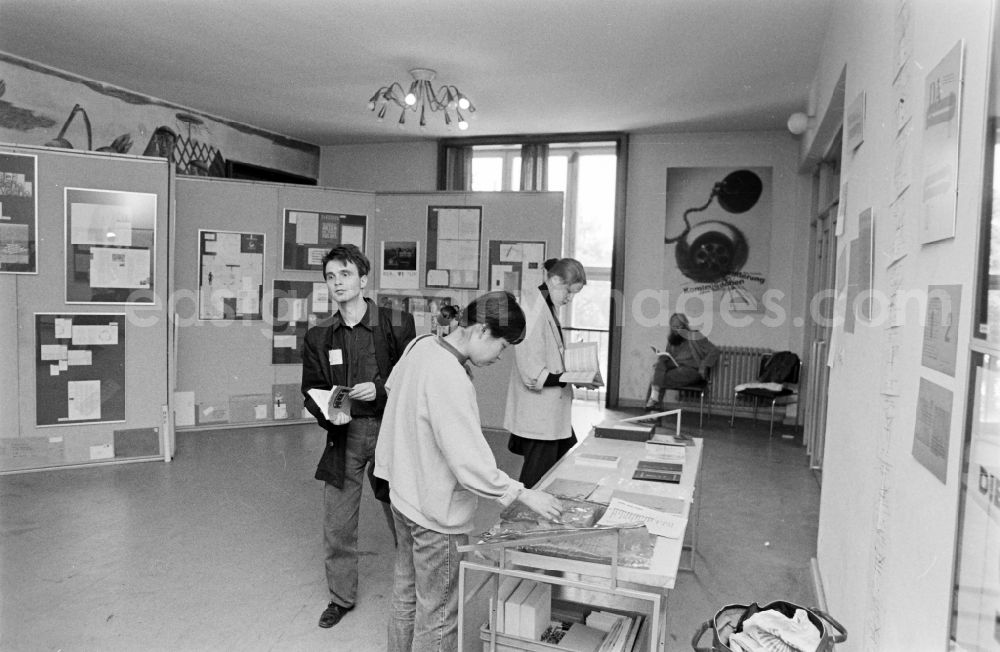 GDR image archive: Berlin - Berlin-Weissensee Art Academy, East Berlin in the territory of the former GDR, German Democratic Republic. Graphic exhibition in the auditorium