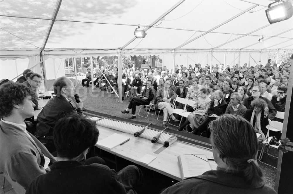 GDR photo archive: Berlin - Art Academy Berlin-Weissensee East Berlin on the territory of the former GDR, German Democratic Republic. Participants sit in the tent during the architect's colloquium