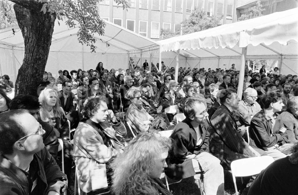 GDR image archive: Berlin - Art Academy Berlin-Weissensee East Berlin on the territory of the former GDR, German Democratic Republic. Participants sit in the tent during the architect's colloquium