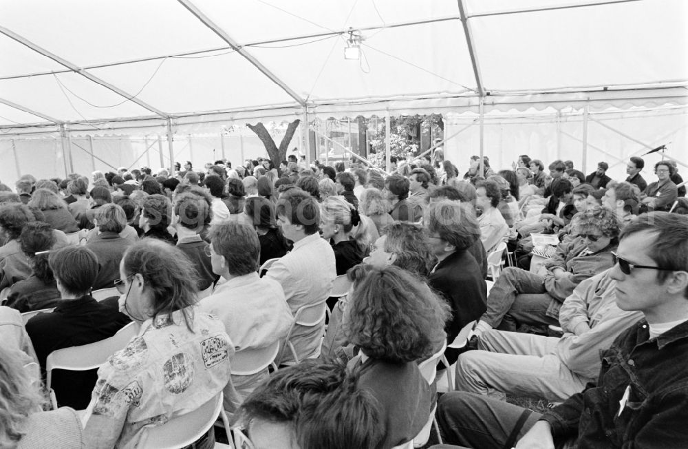 GDR photo archive: Berlin - Art Academy Berlin-Weissensee East Berlin on the territory of the former GDR, German Democratic Republic. Participants sit in the tent during the architect's colloquium