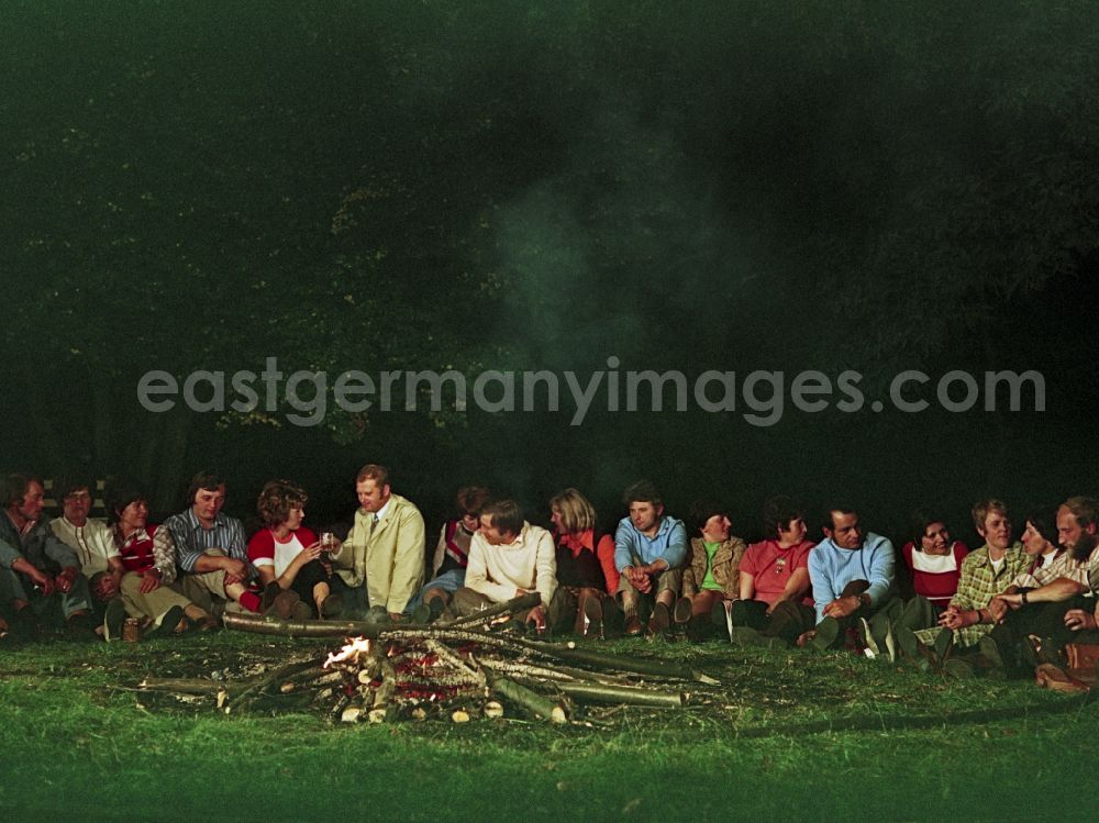 GDR photo archive: Horka - Scene shot of Sorbian villagers at a nighttime campfire during the film and television production Portrait of a Center on the main street in Horka, Saxony in the area of the former GDR, German Democratic Republic