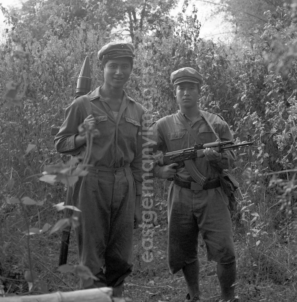 GDR photo archive: Vientiane - Soldaten der laotischen Armee in der Demokratischen Volksrepublik Laos bei einer Übung. Erst zwei Jahre zuvor, am 2. Dezember 1975, war durch die kommunistisch geprägten Kräfte die Volksrepublik Laos ausgerufen worden. Die politische und wirtschaftliche Situation blieb aber auch in den Folgejahren unsicher und instabil.