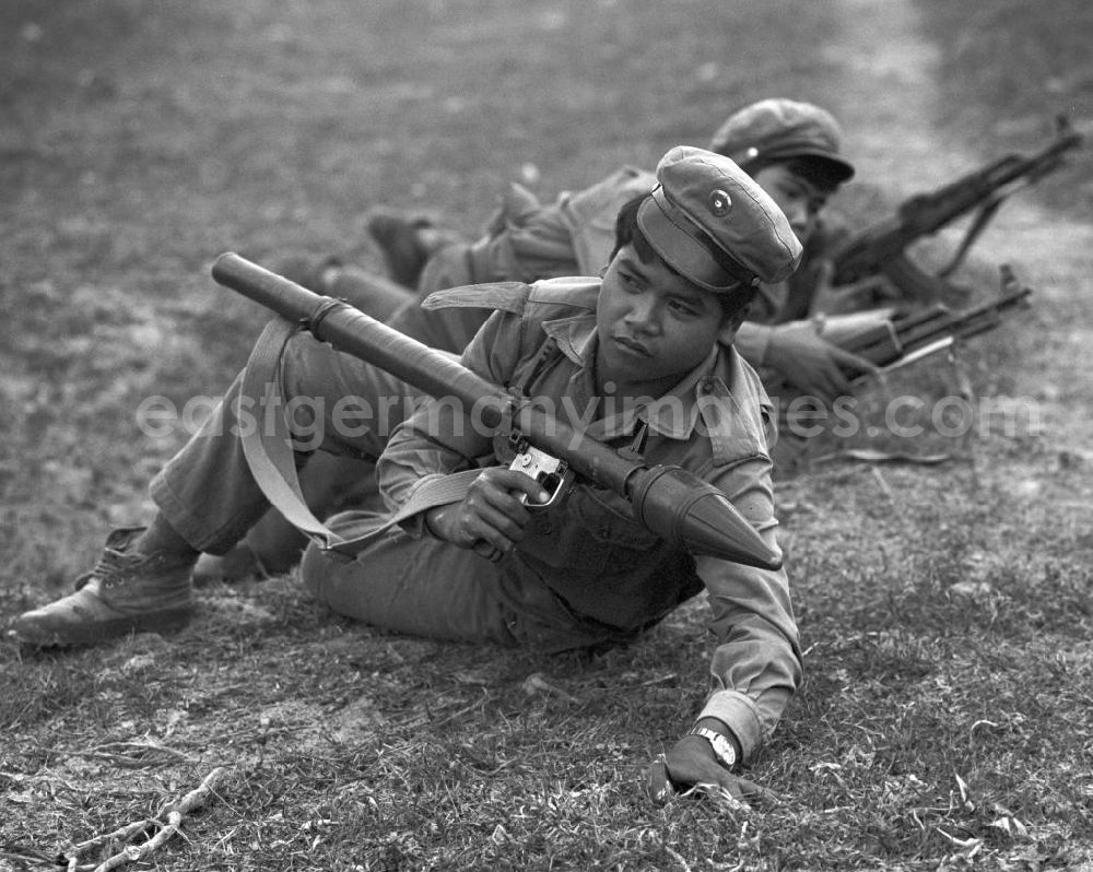 GDR photo archive: Vientiane - Soldaten der laotischen Armee in der Demokratischen Volksrepublik Laos bei einer Übung. Erst zwei Jahre zuvor, am 2. Dezember 1975, war durch die kommunistisch geprägten Kräfte die Volksrepublik Laos ausgerufen worden. Die politische und wirtschaftliche Situation blieb aber auch in den Folgejahren unsicher und instabil.