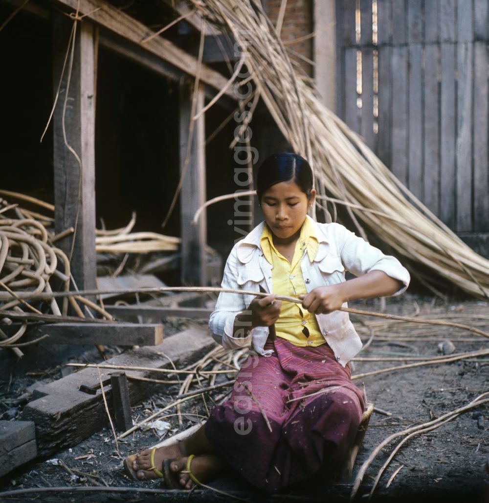 Vientiane: Frauen bei der Arbeit in einer Bambusmöbelfabrik in Vientiane in der Demokratischen Volksrepublik Laos.