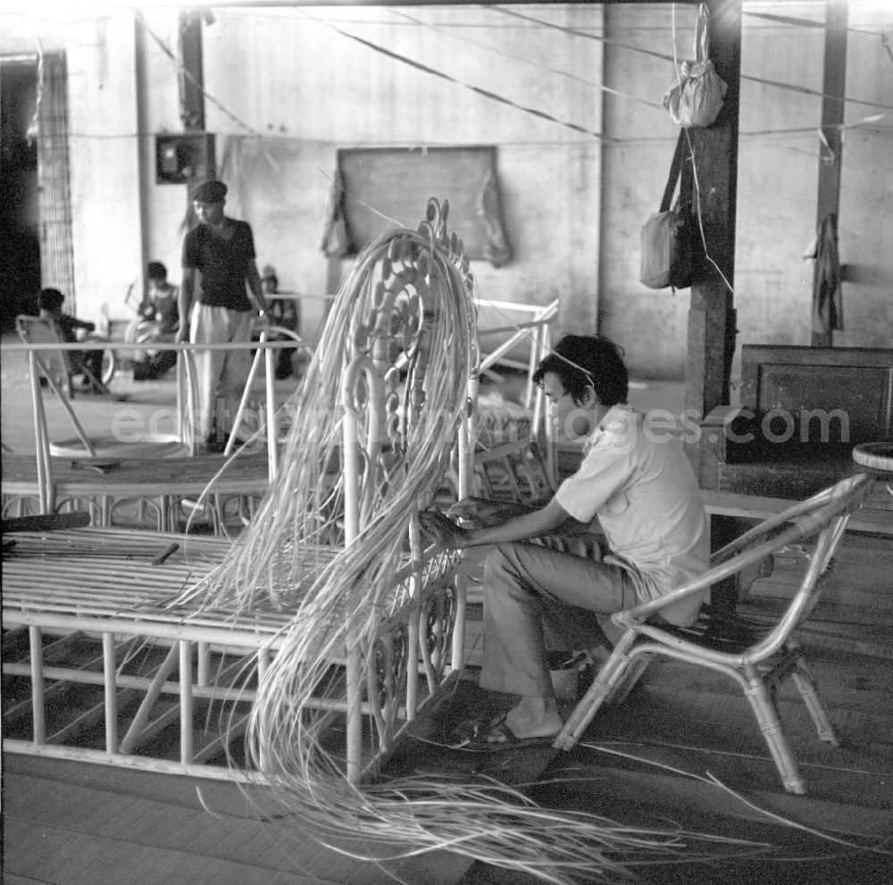 GDR image archive: Vientiane - Herstellung eines Bamubusbettes in einer Bambusmöbelfabrik in Vientiane in der Demokratischen Volksrepublik Laos.