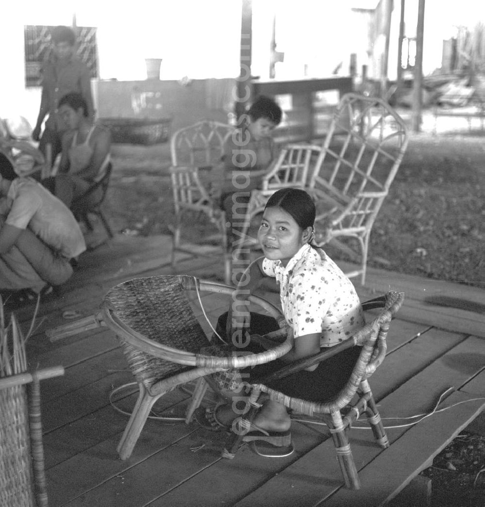 GDR photo archive: Vientiane - Herstellung von Bambusstühlen in einer Bambusmöbelfabrik in Vientiane in der Demokratischen Volksrepublik Laos.