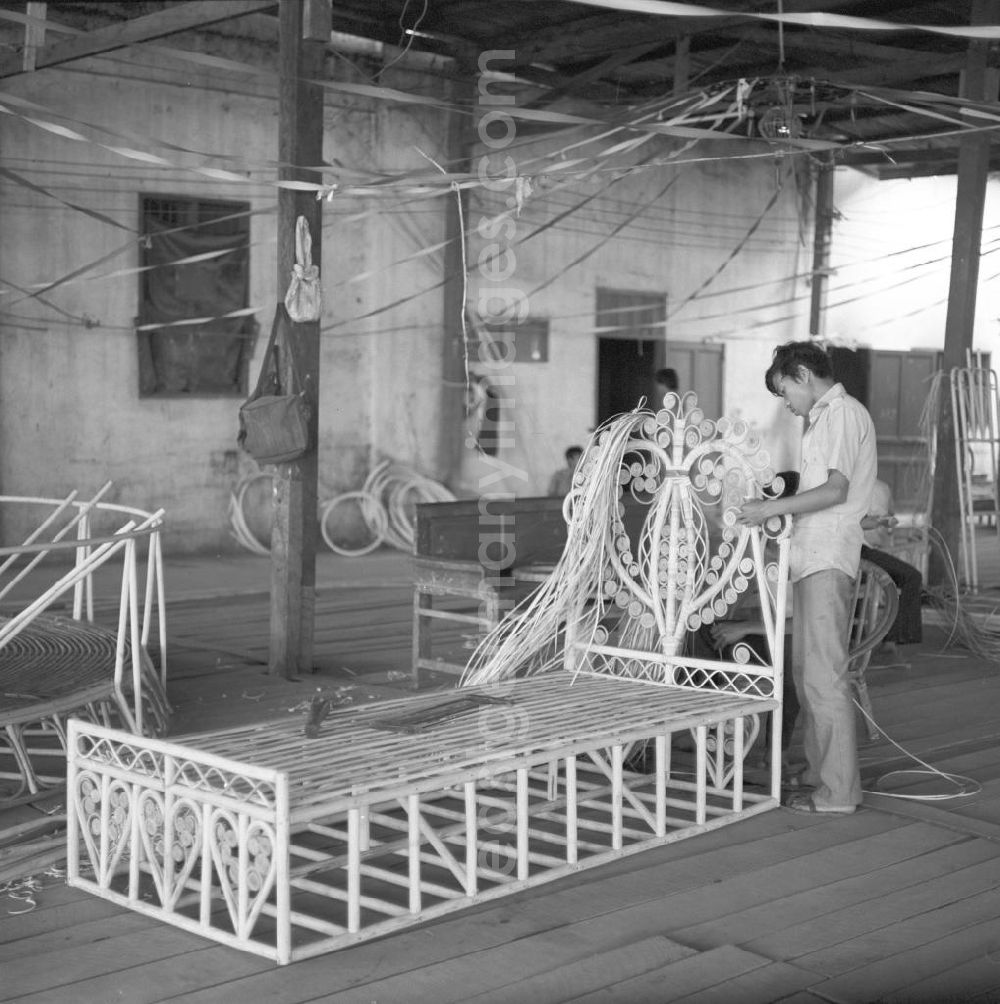 Vientiane: Herstellung eines Bamubusbettes in einer Bambusmöbelfabrik in Vientiane in der Demokratischen Volksrepublik Laos.