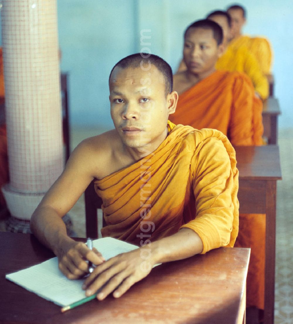 Vientiane: Mönche in den charakteristischen safrangelben Gewändern lernen in der Schule in einem buddhistischen Tempel in Vientiane, der Hauptstadt der Demokratischen Volksrepublik Laos. Bis zur Ausrufung der Volksrepublik Laos am 2. Dezember 1975 bestimmte der Theravada-Buddhismus die kulturelle Entwicklung im Land. Nachdem die anfängliche Unterdrückung der traditionellen buddhistischen Bräuche durch die neuen kommunistischen Machthaber mißlang, fand Laos in den folgenden Jahrzehnten einen eigenen Weg der Koexistenz von Buddhismus und Sozialismus.