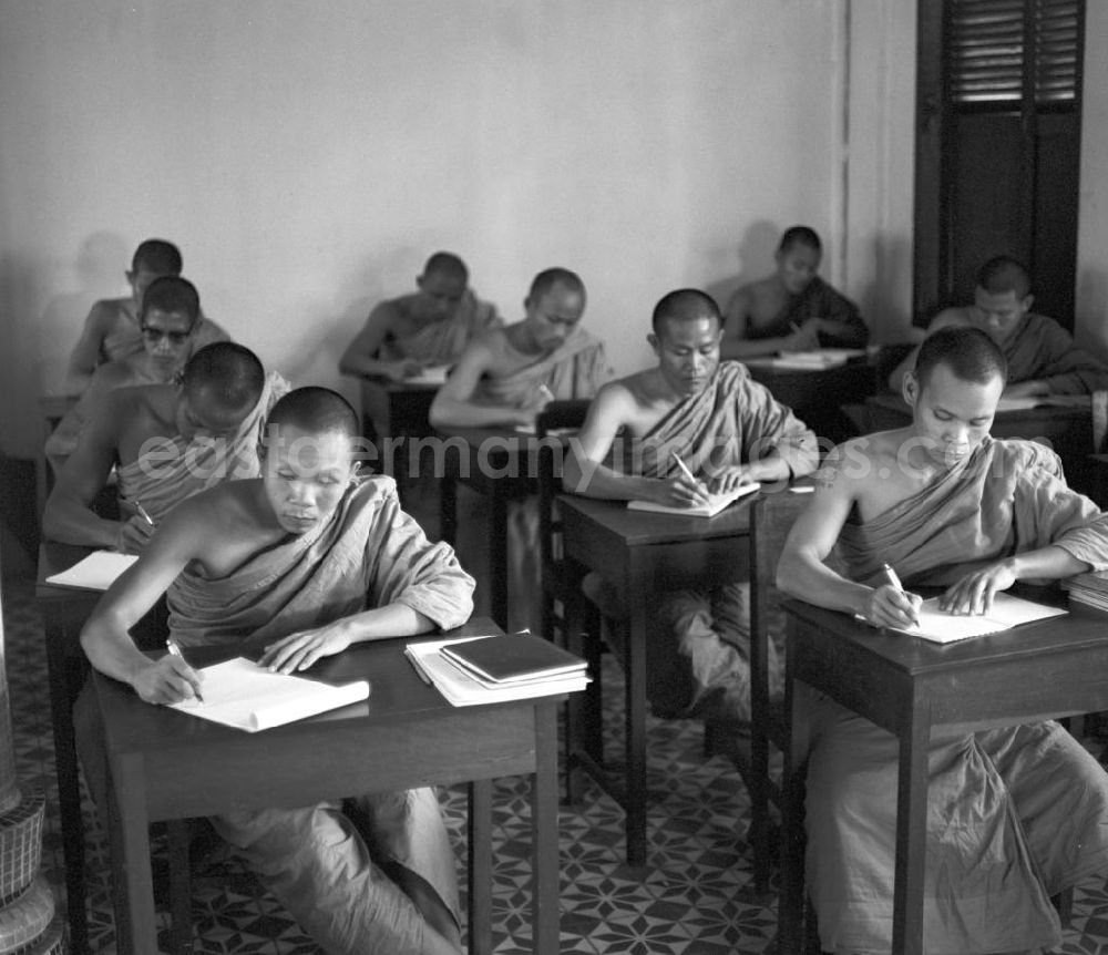 GDR image archive: Vientiane - Mönche lernen in der Schule in einem buddhistischen Tempel in Vientiane, der Hauptstadt der Demokratischen Volksrepublik Laos. Bis zur Ausrufung der Volksrepublik Laos am 2. Dezember 1975 bestimmte der Theravada-Buddhismus die kulturelle Entwicklung im Land. Nachdem die anfängliche Unterdrückung der traditionellen buddhistischen Bräuche durch die neuen kommunistischen Machthaber mißlang, fand Laos in den folgenden Jahrzehnten einen eigenen Weg der Koexistenz von Buddhismus und Sozialismus.