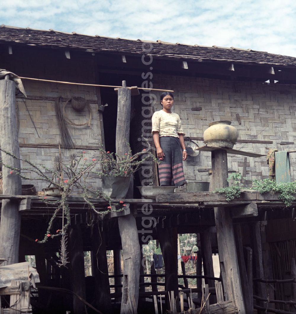 GDR photo archive: Vientiane - Wohnhaus in einem Dorf in der Demokratischen Volksrepublik Laos.