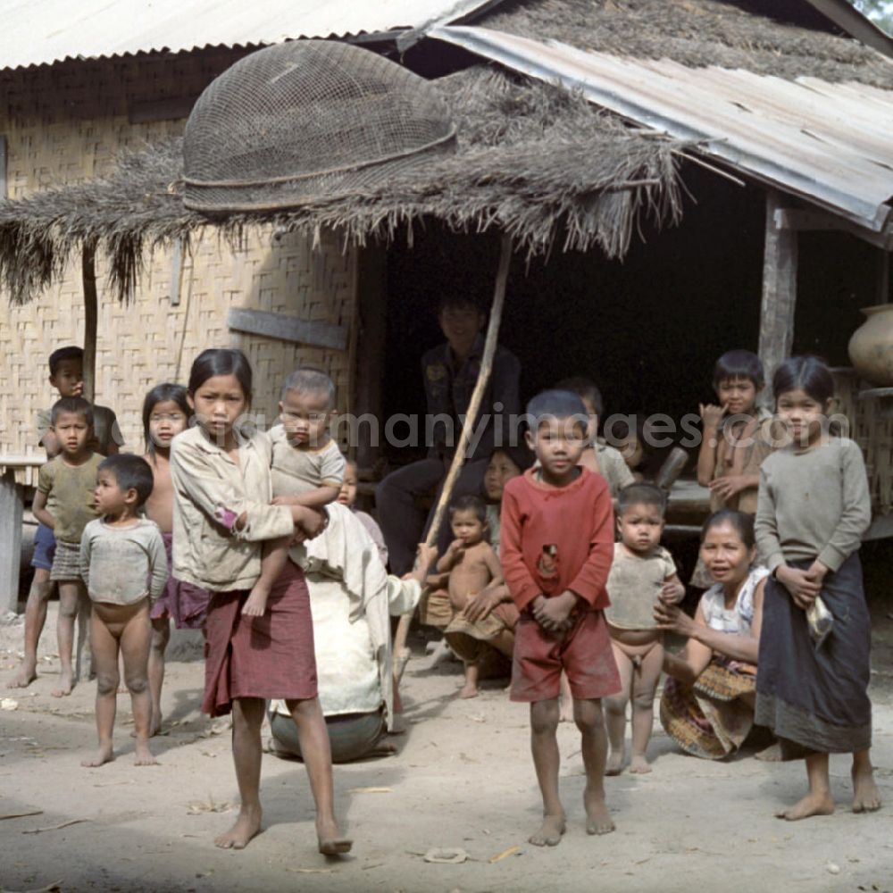 GDR picture archive: Vientiane - Kinder in einem Dorf in der Demokratischen Volksrepublik Laos.