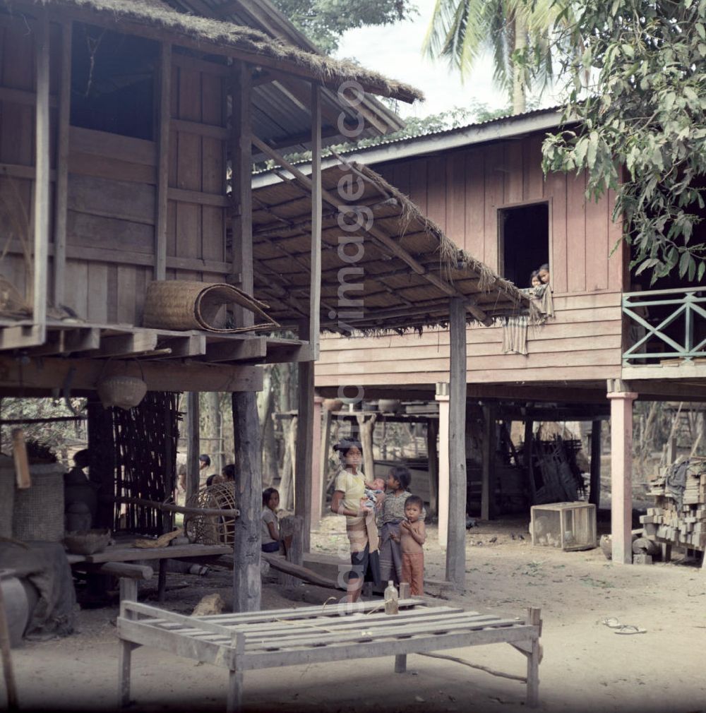 Vientiane: Kinder in einem Dorf in der Demokratischen Volksrepublik Laos.