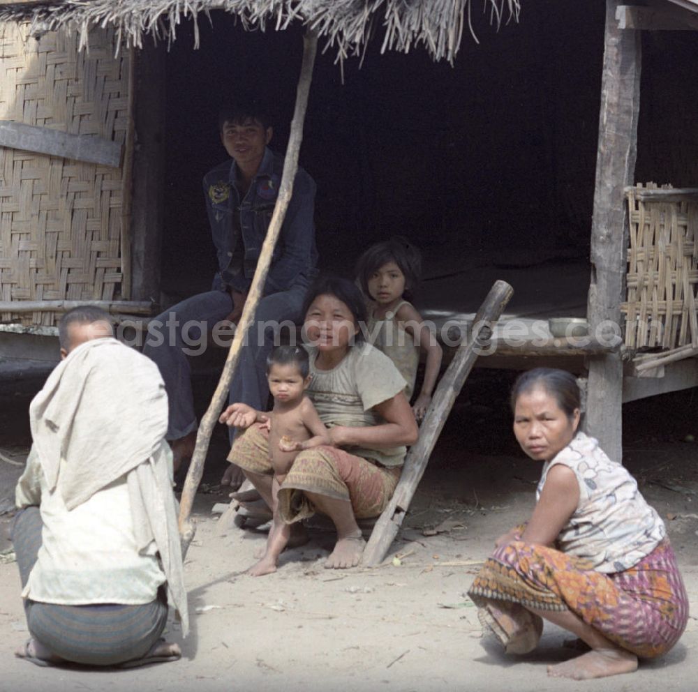 GDR image archive: Vientiane - Kinder in einem Dorf in der Demokratischen Volksrepublik Laos.