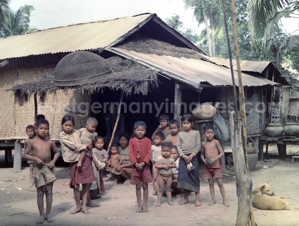 GDR photo archive: Vientiane - Kinder in einem Dorf in der Demokratischen Volksrepublik Laos.