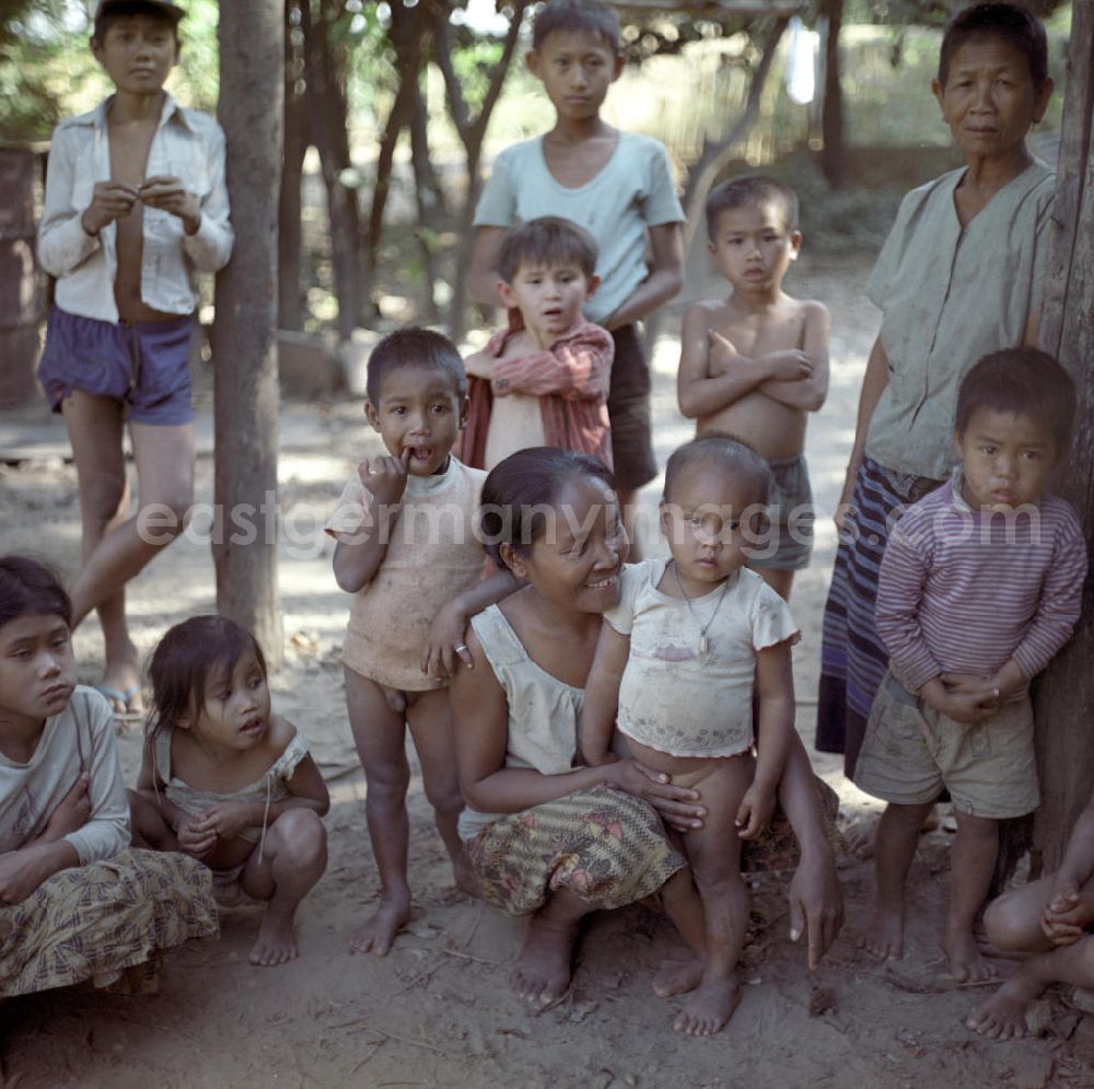 GDR photo archive: Vientiane - Kinder eines Dorfes nördlich von Vientiane, der Hauptstadt der Demokratischen Volksrepublik Laos.