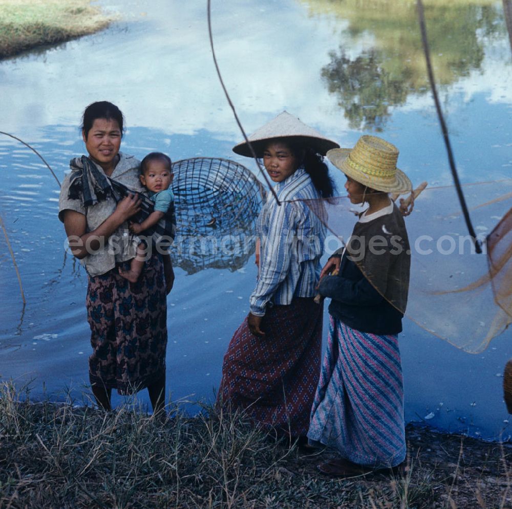 Nam Ngum: Frauen beim Fischfang am Fluß Nam Ngum in der Demokratischen Volksrepublik Laos.