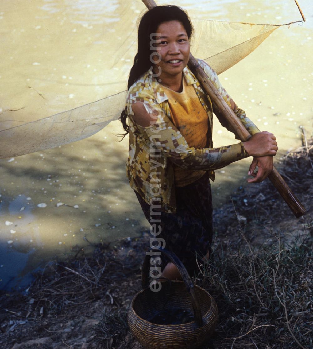 GDR photo archive: Nam Ngum - Frauen beim Fischfang am Fluß Nam Ngum in der Demokratischen Volksrepublik Laos.