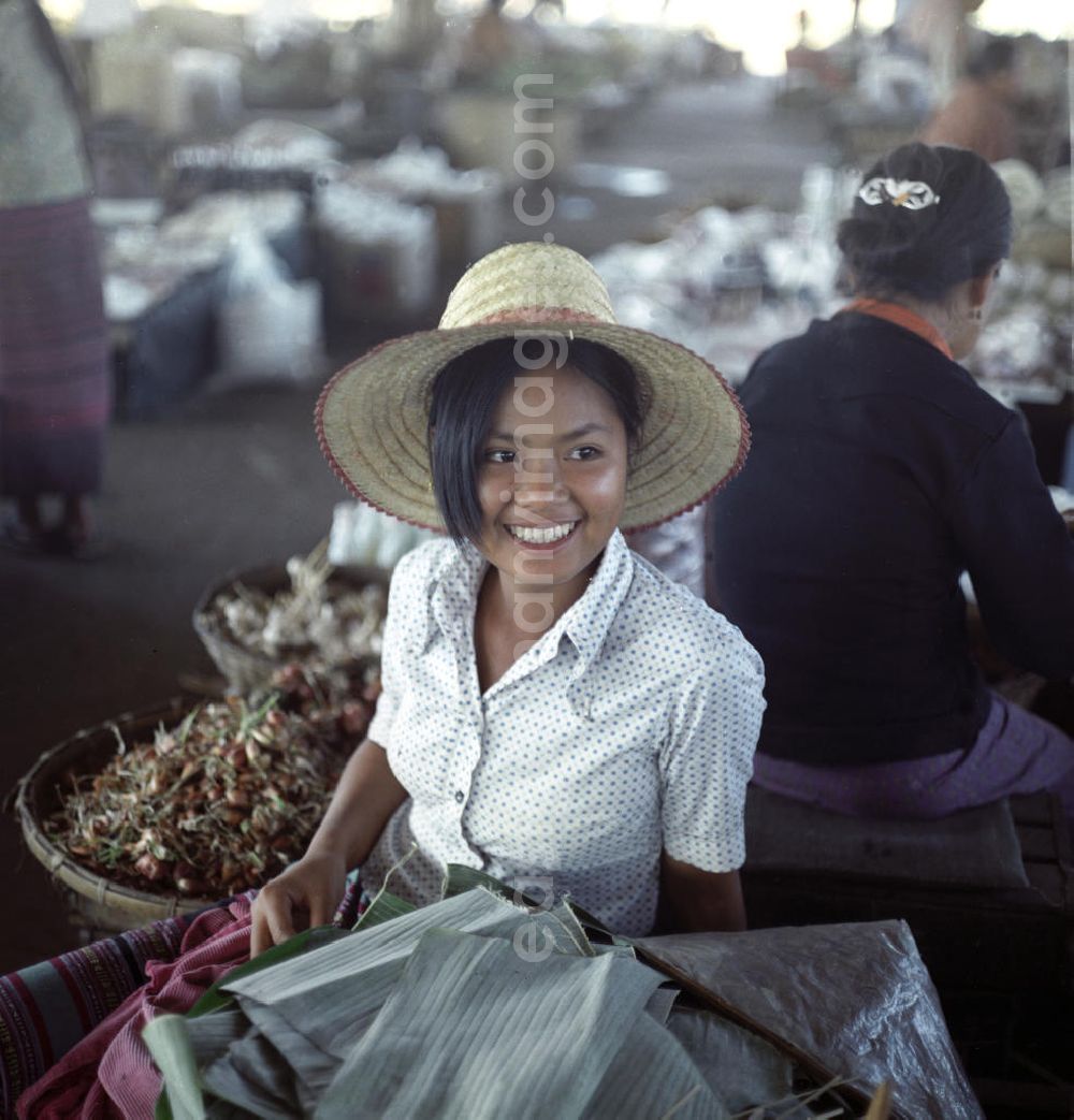 GDR image archive: Vientiane - Marktszene in Vientiane, der Hauptstadt der Demokratischen Volksrepublik Laos.