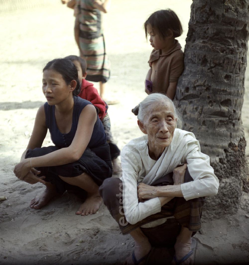 GDR image archive: Vientiane - Frauen und Kinder in Vientiane in der Demokratischen Volksrepublik Laos.