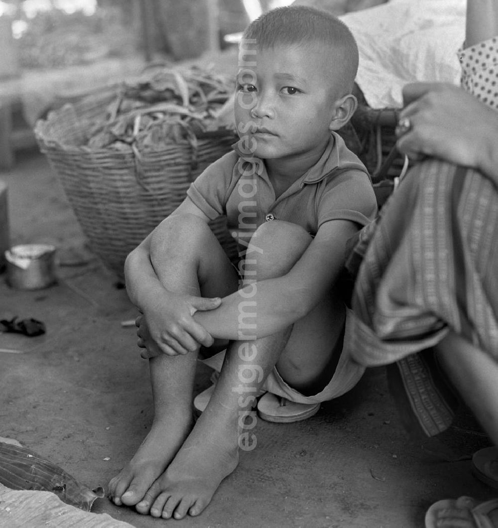 GDR photo archive: Vientiane - Porträt eines Jungen auf dem Markt in Vientiane, der Hauptstadt der Demokratischen Volksrepublik Laos.