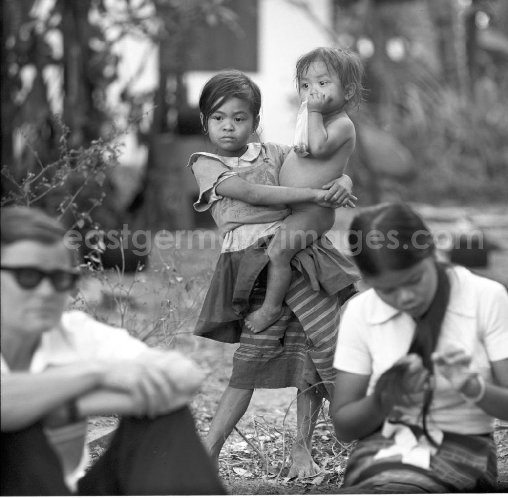 GDR picture archive: Vientiane - Kinder bei einer Hochzeit in einem Dorf in der Demokratischen Volksrepublik Laos.