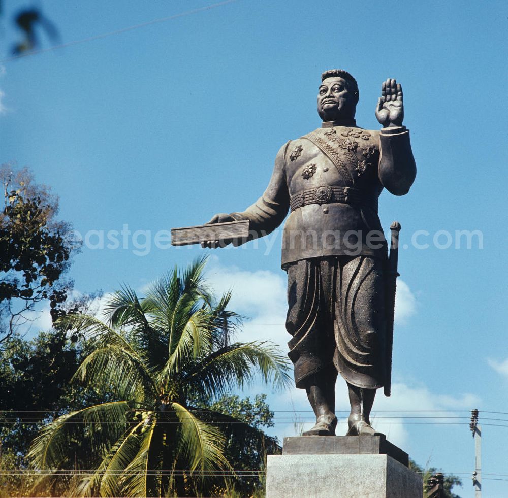 Vientiane: Blick auf das Denkmal von König Sisavang Vong in Vientiane, der Hauptstadt der Demokratischen Volksrepublik Laos.