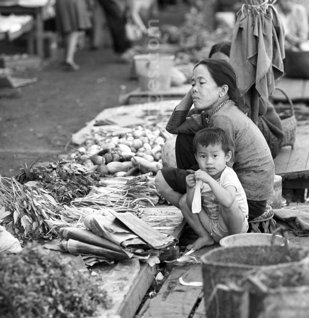 GDR photo archive: Vientiane - Marktstand in Vientiane, der Hauptstadt der Demokratischen Volksrepublik Laos.