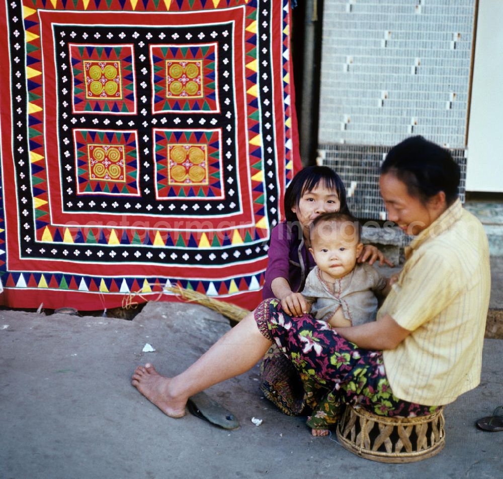 Vientiane: Eine Frau aus dem Volksstamm der Meo, auch Hmong genannt, verkauft selbstgenähte Decken in Vientiane, der Hauptstadt der Demokratischen Volksrepublik Laos. Die Hmong gehörten zu einer infolge des Vietnam-Krieges verfolgten und zurückgezogen lebenden Minderheit in Laos.