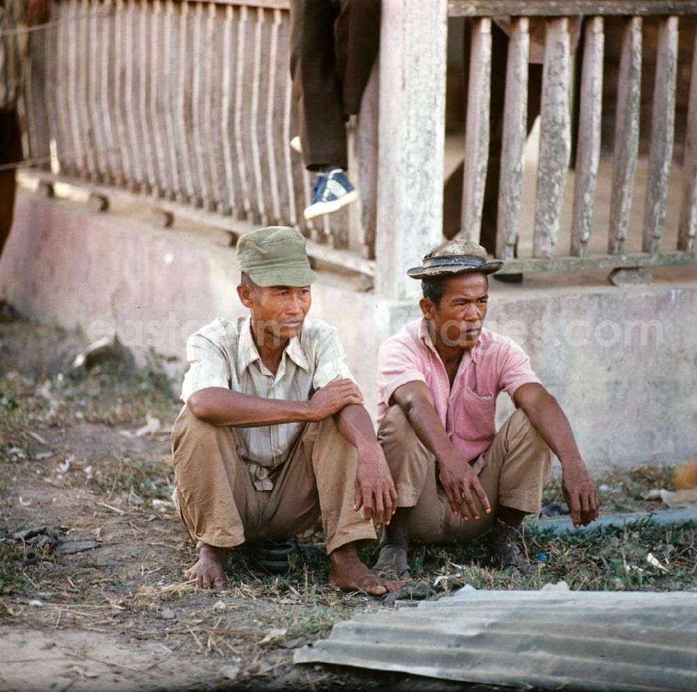 GDR photo archive: Vientiane - Männer in einem Dorf in der Demokratischen Volksrepublik Laos.