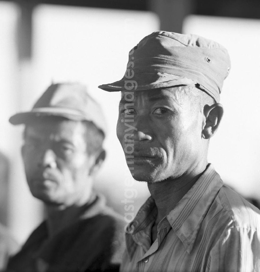 Vientiane: Männerporträt in einem Dorf in der Demokratischen Volksrepublik Laos.