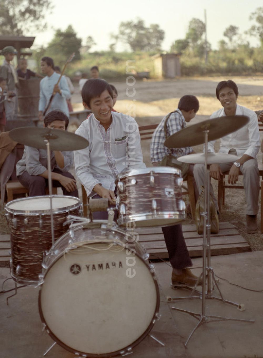 Vientiane: Musiker spielen zu einem Fest in einem Dorf in der Demokratischen Volksrepublik Laos.