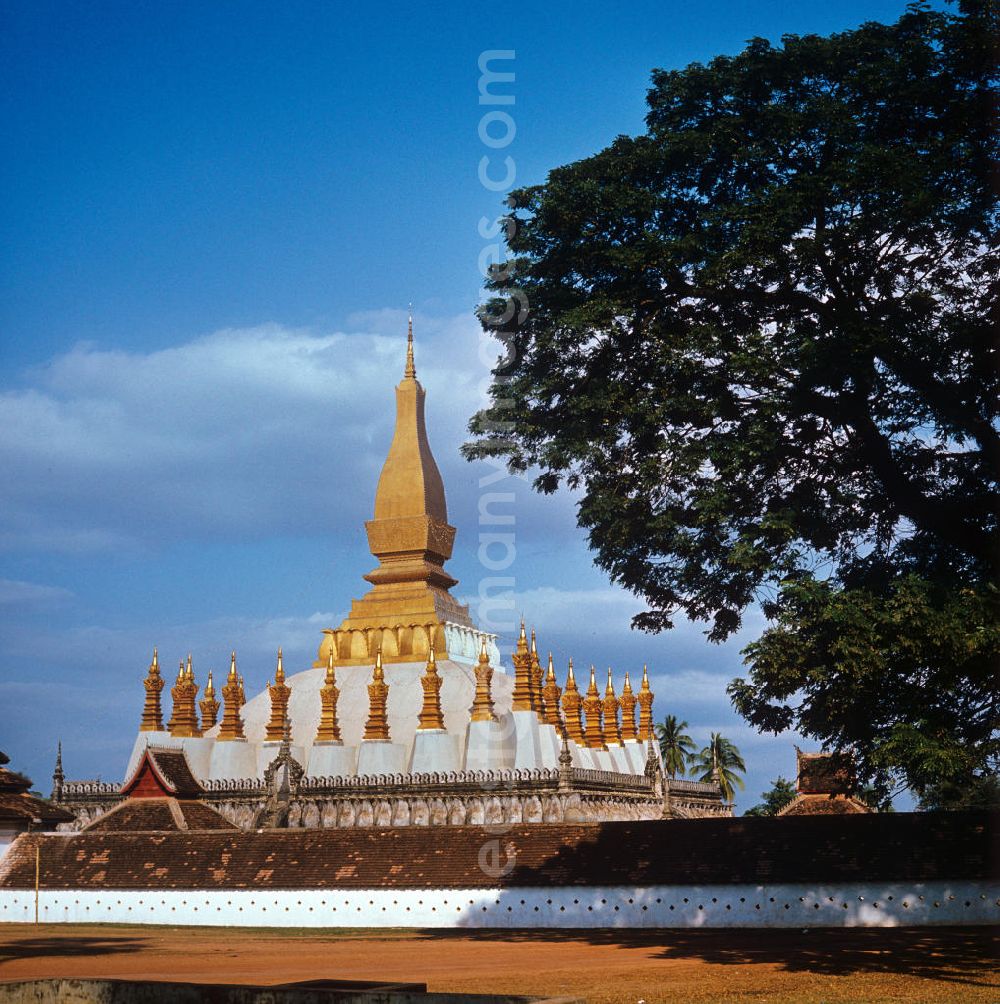 Vientiane: Die goldene Stupa Pha That Luang in Vientiane, der Hauptstadt der Demokratischen Volksrepublik Laos.