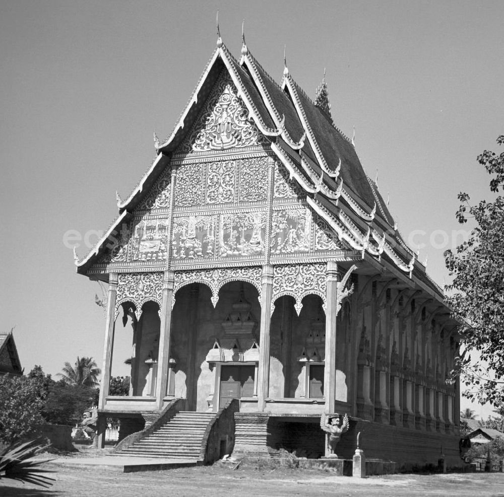 Vientiane: Blick auf einen zur Stupa Pha That Luang gehörenden Tempel in Vientiane, der Hauptstadt der Demokratischen Volksrepublik Laos.