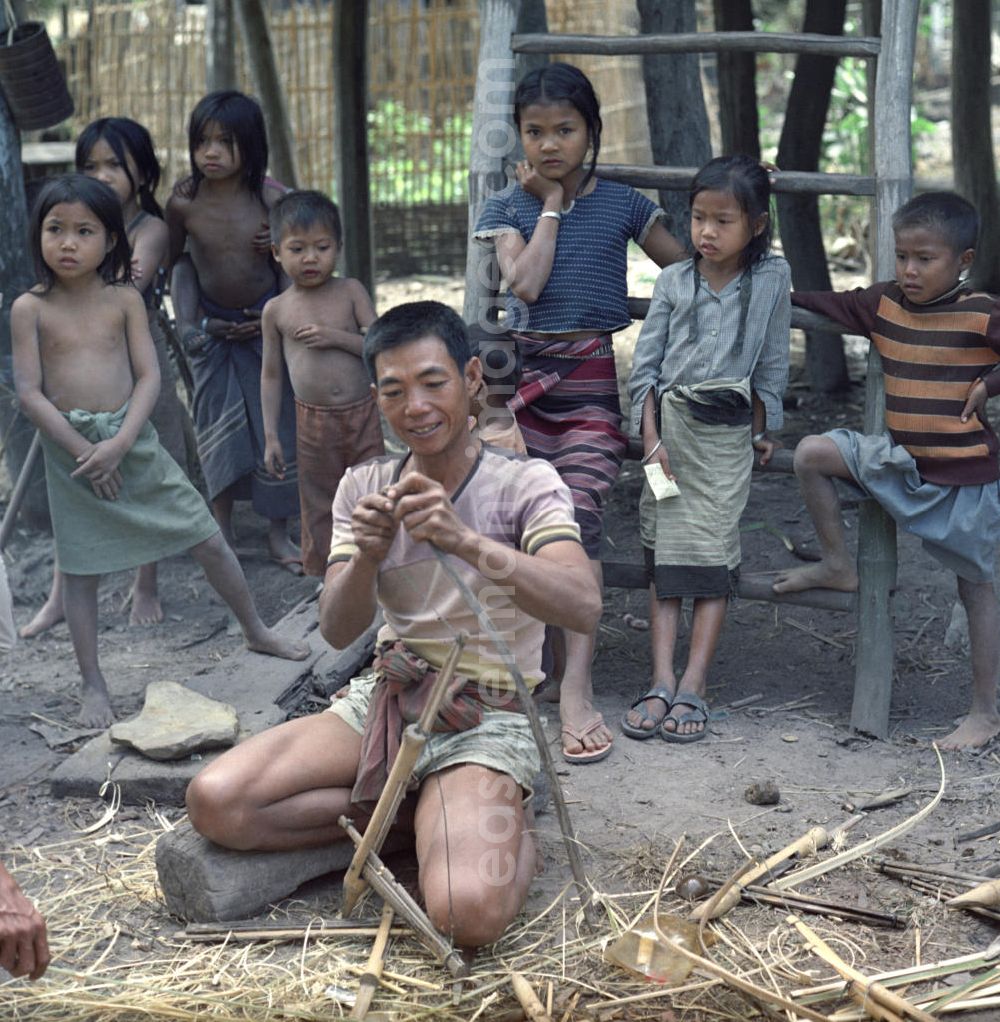 GDR image archive: Vientiane - Ein Mann baut in einem Dorf in der Demokratischen Volksrepublik Laos Fallen für Ratten.