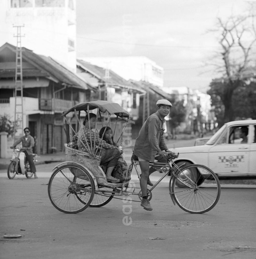 GDR picture archive: Vientiane - Rikschafahrer auf einer Straße in Vientiane in der Demokratischen Volksrepublik Laos.