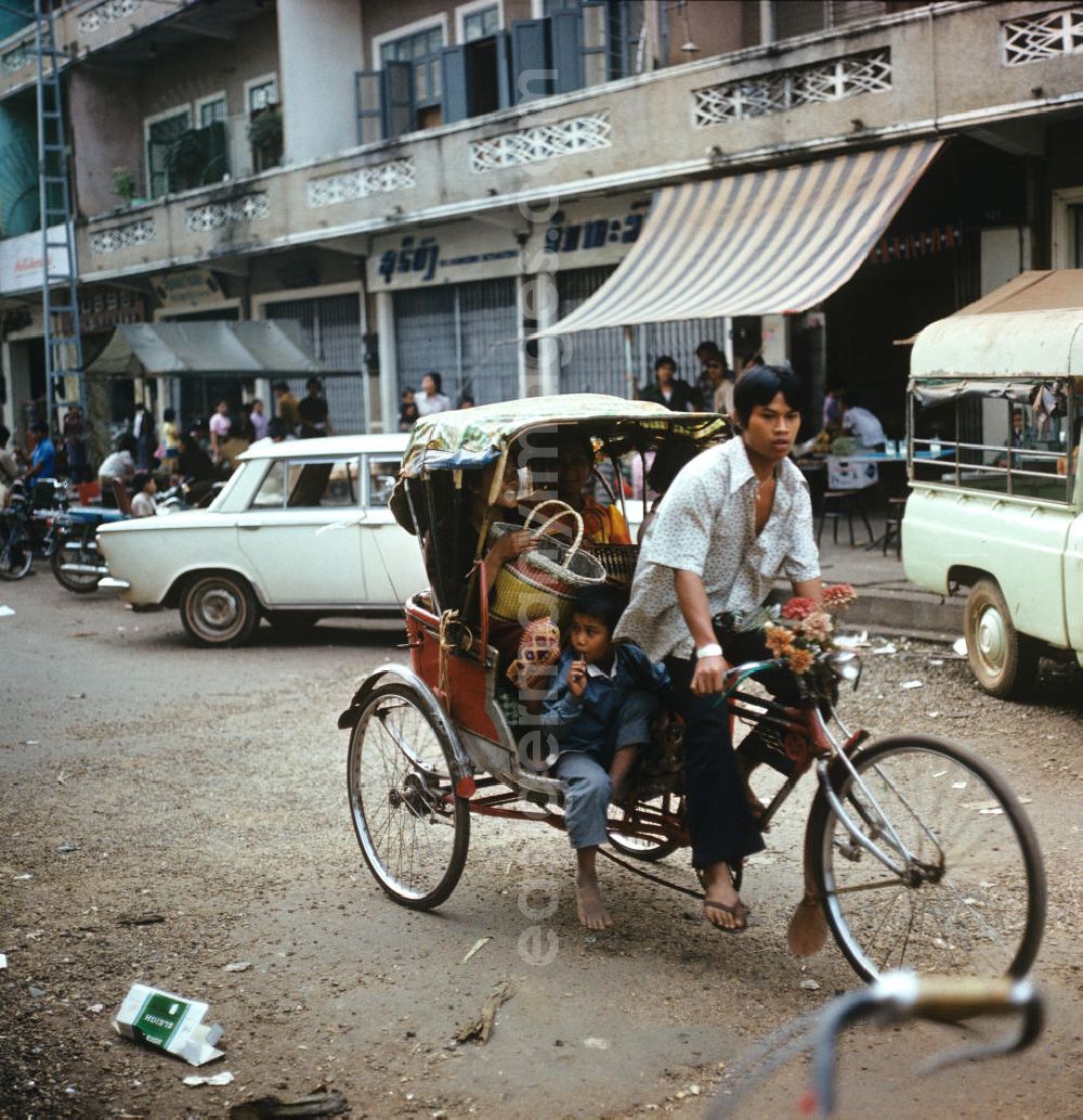 GDR image archive: Vientiane - Rikschafahrer auf einer Straße in Vientiane in der Demokratischen Volksrepublik Laos.