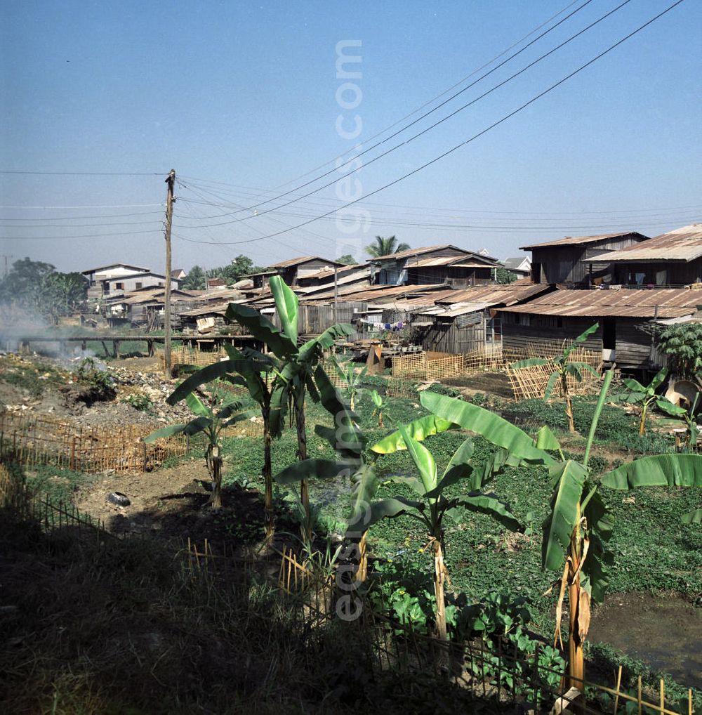 GDR picture archive: Vientiane - Blick auf ein Slumviertel in Vientiane, der Hauptstadt der Demokratischen Volksrepublik Laos.