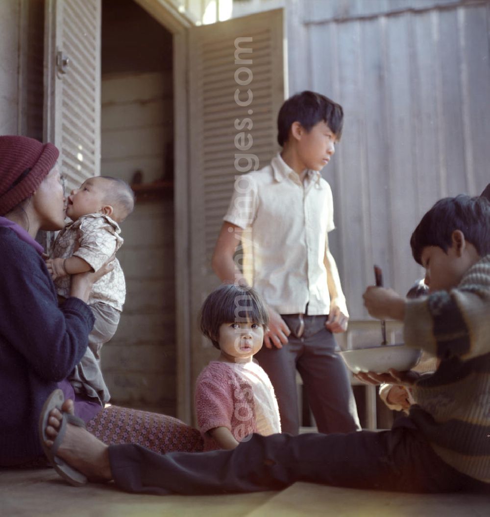 Vientiane: Familienleben in einem Slumviertel in Vientiane, der Hauptstadt der Demokratischen Volksrepublik Laos.