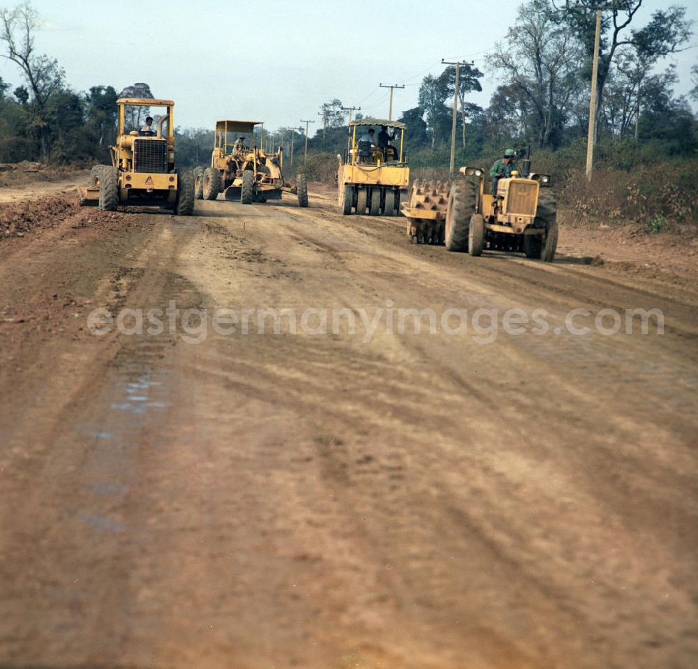 GDR photo archive: Ang Nam Ngum - Einsatz von US-amerikanischen Baumaschinen für den Straßenbau in der Demokratischen Volksrepublik Laos.