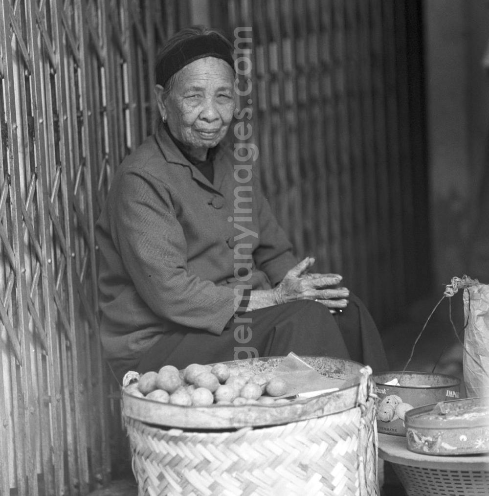 GDR image archive: Vientiane - Marktszene in Vientiane, der Hauptstadt der Demokratischen Volksrepublik Laos.