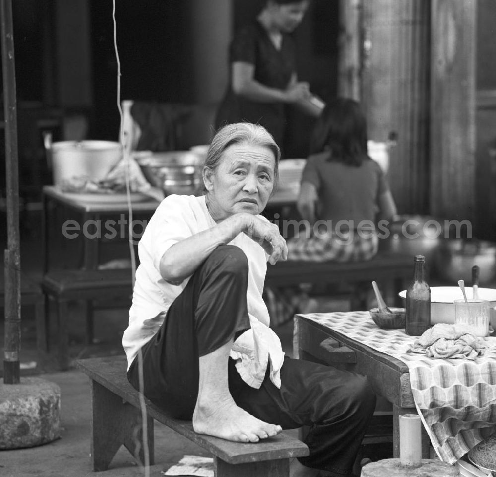 GDR photo archive: Vientiane - Straßenszene in Vientiane, der Hauptstadt der Demokratischen Volksrepublik Laos.