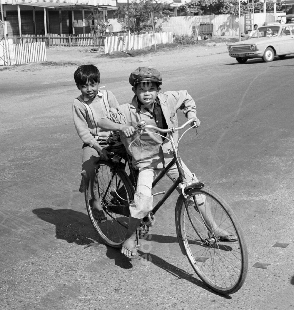 GDR image archive: Vientiane - Straßenszene in Vientiane, der Hauptstadt der Demokratischen Volksrepublik Laos.