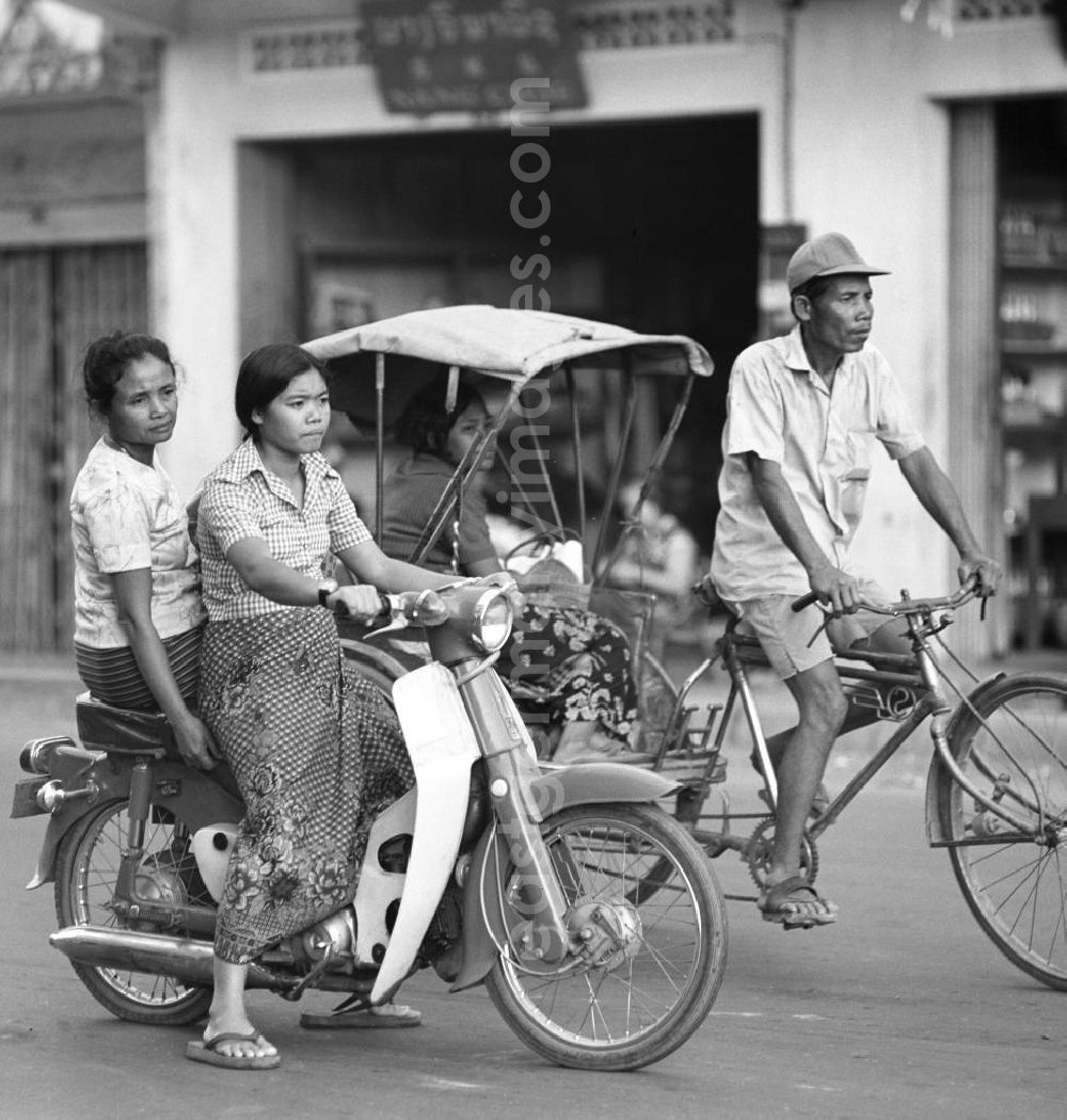 GDR image archive: Vientiane - Straßenszene in Vientiane, der Hauptstadt der Demokratischen Volksrepublik Laos.