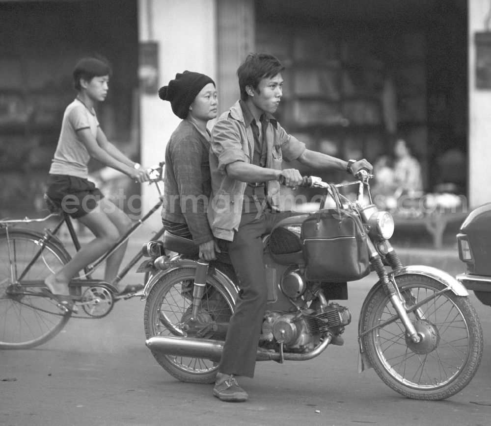 GDR picture archive: Vientiane - Straßenszene in Vientiane, der Hauptstadt der Demokratischen Volksrepublik Laos.